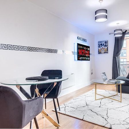 Maevela Apartments - Arcadian Versace Themed Apt ☆ Huge Balcony / Free Parking → Free Netflix -2 Min Walk From Birmingham Hippodrome Theatre, Arcadian, China Town, Sidewalk Club, Gay Village, 5 Mins From New Street Train Station - Birmingham Grand Ce Eksteriør bilde