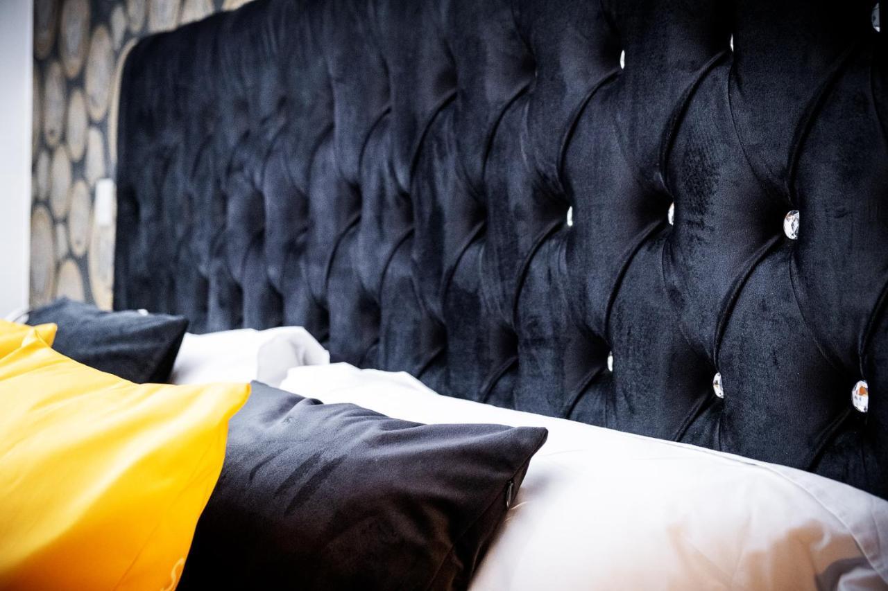Maevela Apartments - Arcadian Versace Themed Apt ☆ Huge Balcony / Free Parking → Free Netflix -2 Min Walk From Birmingham Hippodrome Theatre, Arcadian, China Town, Sidewalk Club, Gay Village, 5 Mins From New Street Train Station - Birmingham Grand Ce Eksteriør bilde
