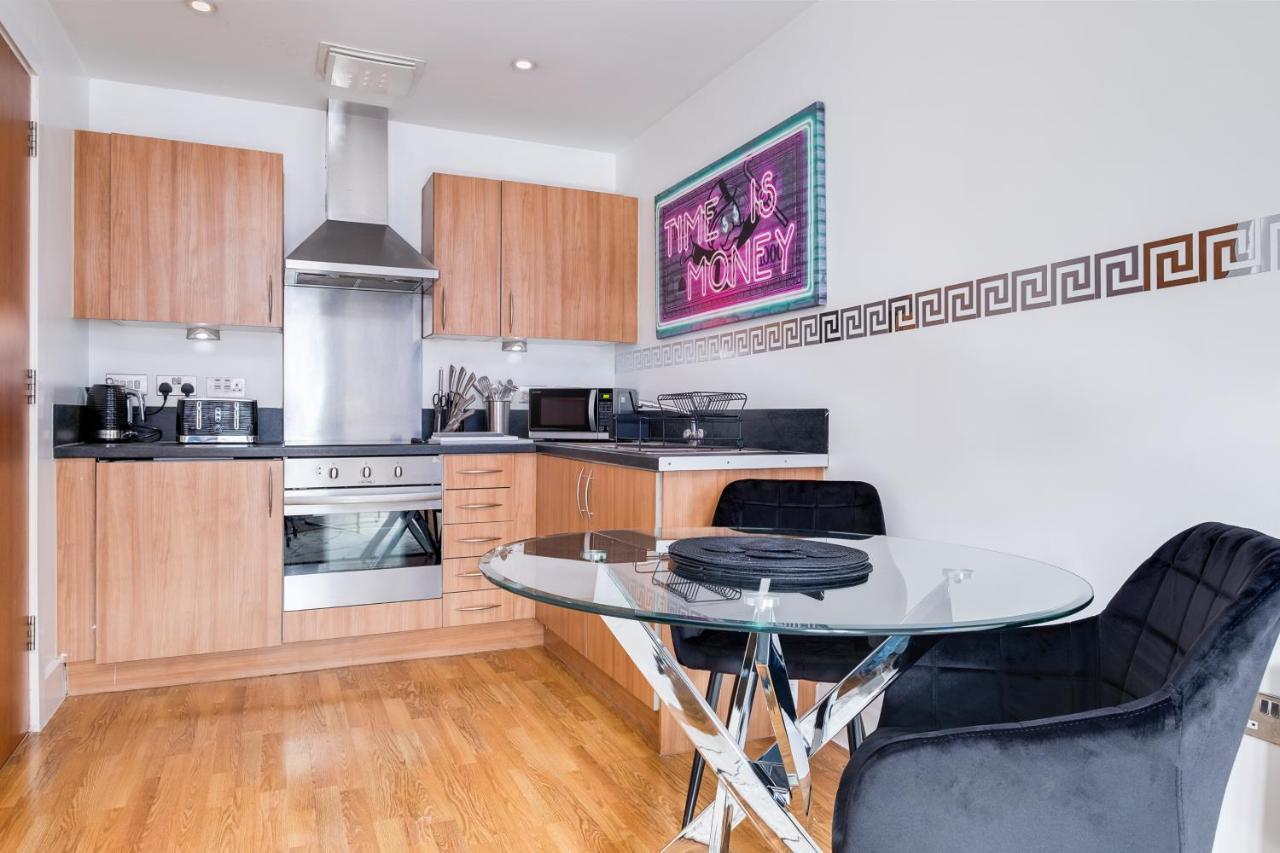 Maevela Apartments - Arcadian Versace Themed Apt ☆ Huge Balcony / Free Parking → Free Netflix -2 Min Walk From Birmingham Hippodrome Theatre, Arcadian, China Town, Sidewalk Club, Gay Village, 5 Mins From New Street Train Station - Birmingham Grand Ce Eksteriør bilde