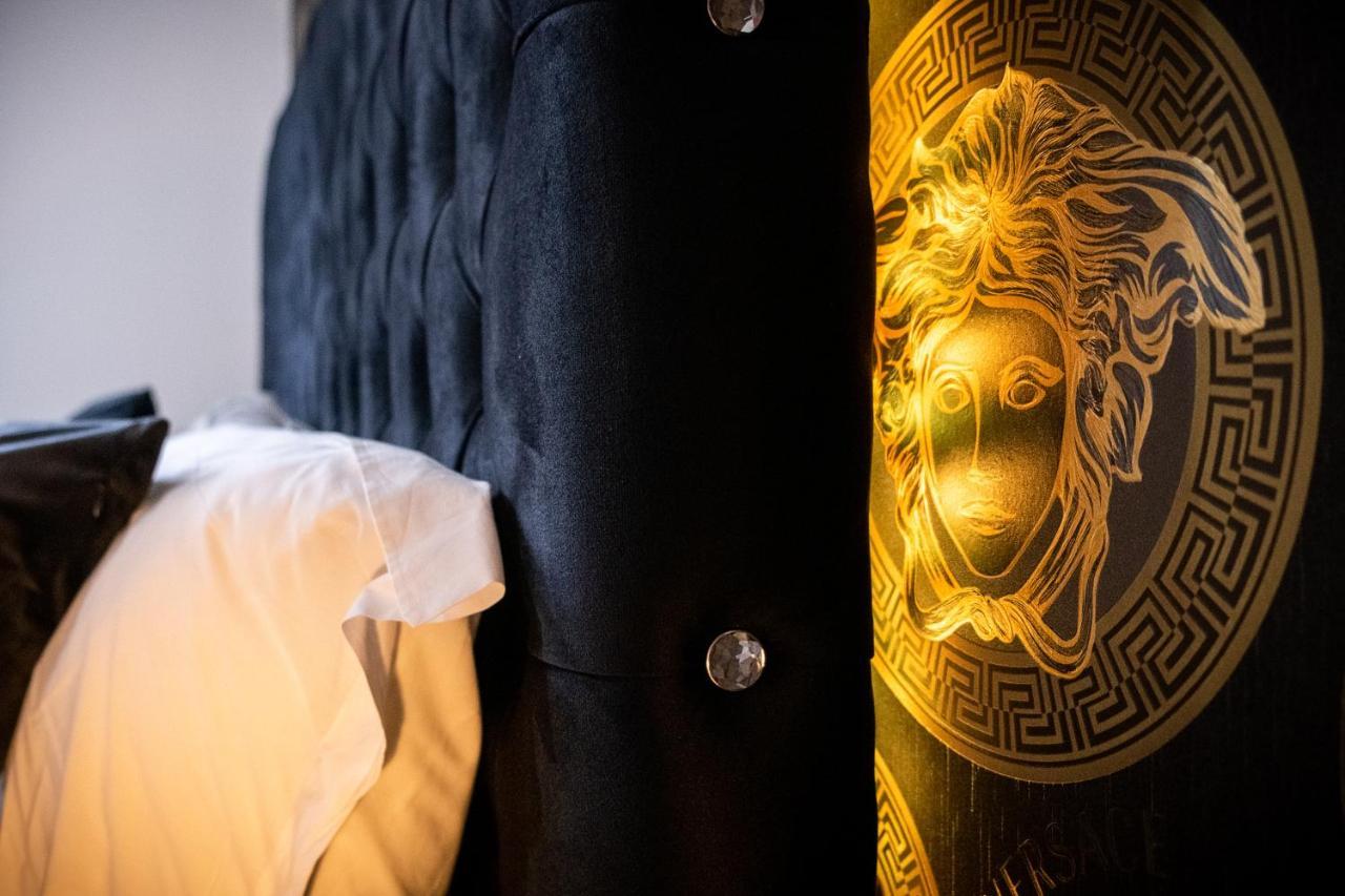 Maevela Apartments - Arcadian Versace Themed Apt ☆ Huge Balcony / Free Parking → Free Netflix -2 Min Walk From Birmingham Hippodrome Theatre, Arcadian, China Town, Sidewalk Club, Gay Village, 5 Mins From New Street Train Station - Birmingham Grand Ce Eksteriør bilde