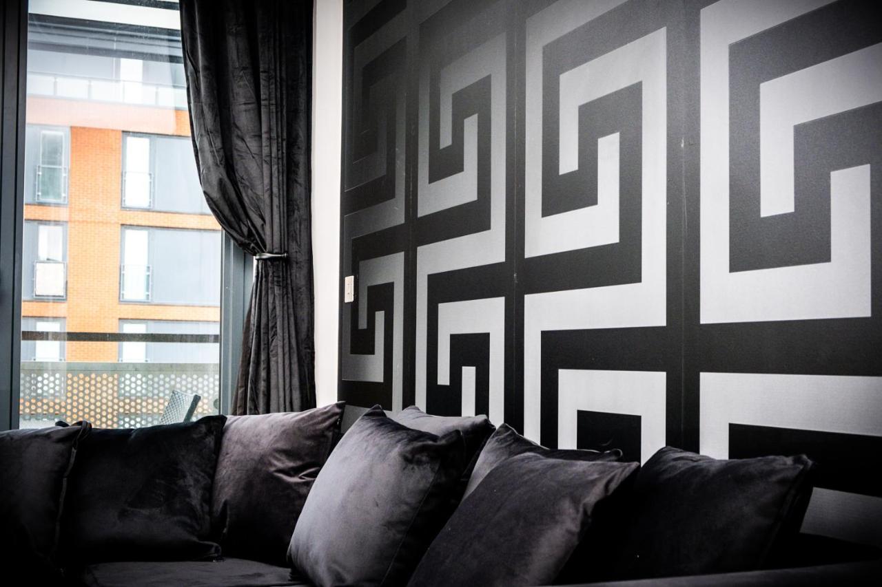 Maevela Apartments - Arcadian Versace Themed Apt ☆ Huge Balcony / Free Parking → Free Netflix -2 Min Walk From Birmingham Hippodrome Theatre, Arcadian, China Town, Sidewalk Club, Gay Village, 5 Mins From New Street Train Station - Birmingham Grand Ce Eksteriør bilde